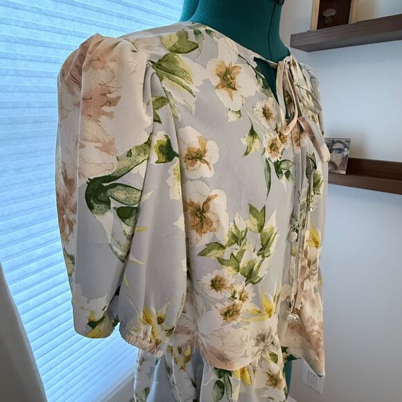 CeCe Floral Peplum Blouse with Tie-Back Detail – NWT – Size M – Sky/Peach/Green - Picture 3 of 5